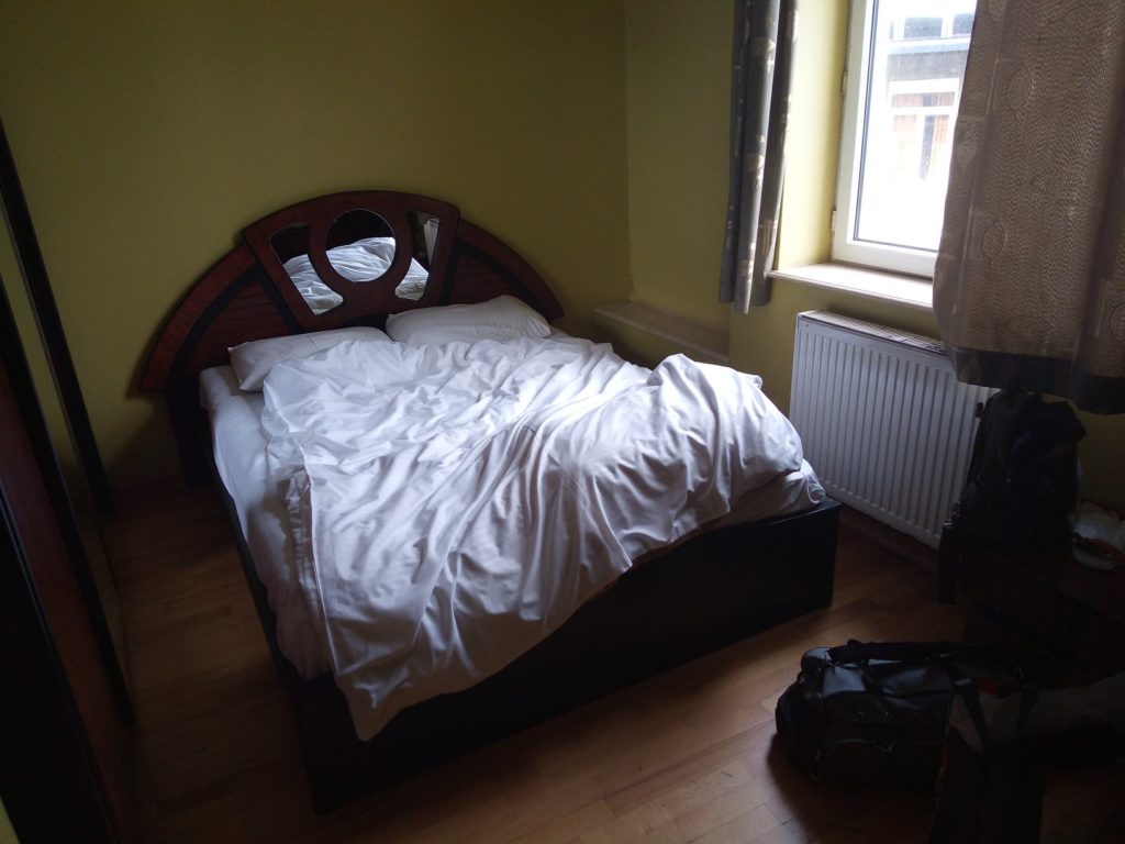 シングルルームの大きなベッド